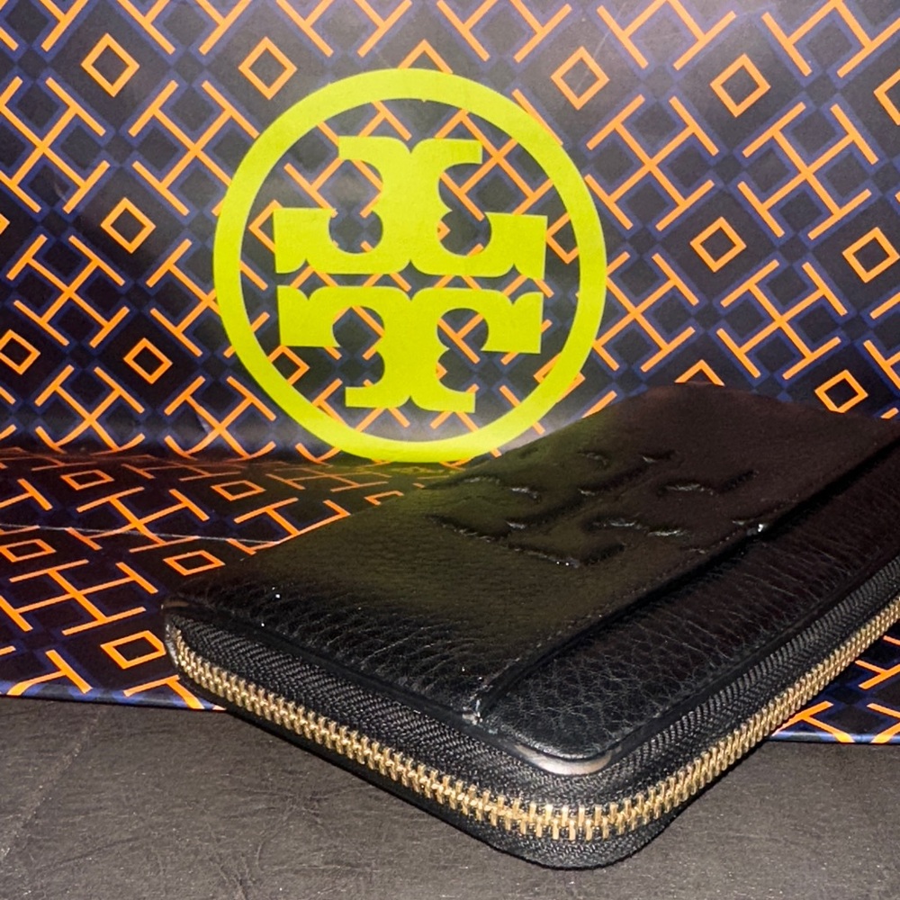 Tory Burch Thea Zip Continental Wallet. - Picture 5 of 9